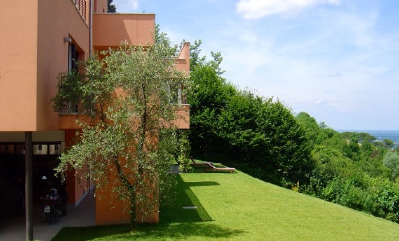 ../immagini/Giardini/Giardini_e_terrazzi/Una_villa_a_360_sulla_citt&agraveograndi